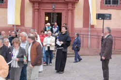 Lautsprecherträger Gerhard Fröhlich an der Pfingstprozession 2009