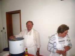 Verpflegung der Prozessionsteilnehmer bei der Pfingstprozession 2009 durch Familie Unger