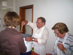 Verpflegung der Prozessionsteilnehmer bei der Pfingstprozession 2009 durch Familie Unger