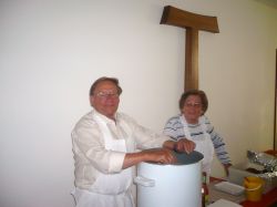 Verpflegung der Prozessionsteilnehmer bei der Pfingstprozession 2009 durch Familie Unger