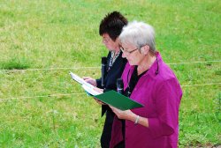 Vorbeterinnen Magda Hartmann und Klothilde Reichert an der Pfinstprozession 2009